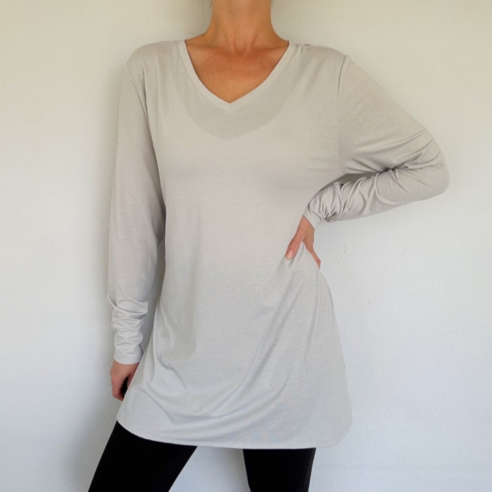 LuLaRoe Simply Comfortable silver gray v-neck long sleeve tunic top size medium